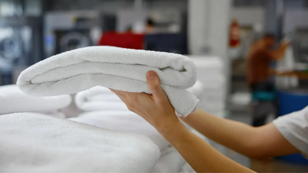 How to Easily Source White Bulk Towels for Your Business?